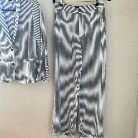 TAHARI LINEN SEERSUCKER SUIT - Picture 4 of 5